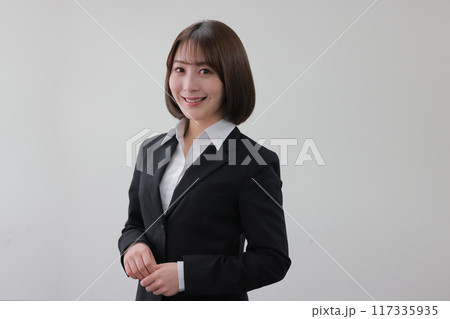 若いビジネスウーマンのポートレート_4 117335935