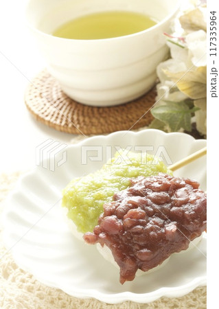 あずきあんとずんだあんの串団子と緑茶 あずきあんとずんだあんの串団子と緑茶 117335964