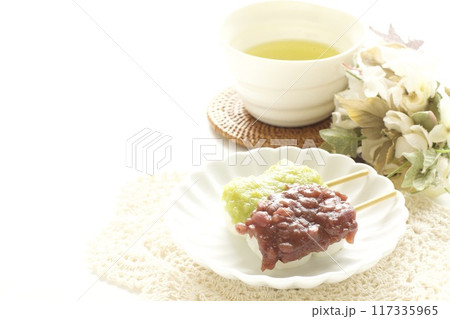 あずきあんとずんだあんの串団子と緑茶 あずきあんとずんだあんの串団子と緑茶 117335965