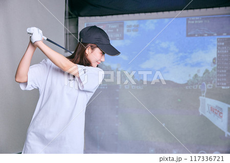 室内ゴルフ練習場で練習をする女性 室内ゴルフ練習場で練習をする女性 117336721