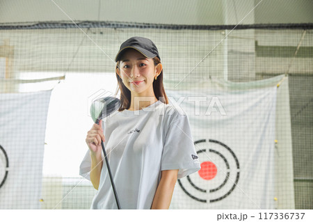 室内ゴルフ練習場で練習をする女性 室内ゴルフ練習場で練習をする女性 117336737