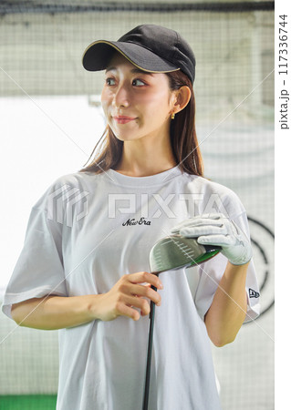 室内ゴルフ練習場で練習をする女性 室内ゴルフ練習場で練習をする女性 117336744