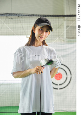 室内ゴルフ練習場で練習をする女性 室内ゴルフ練習場で練習をする女性 117336748