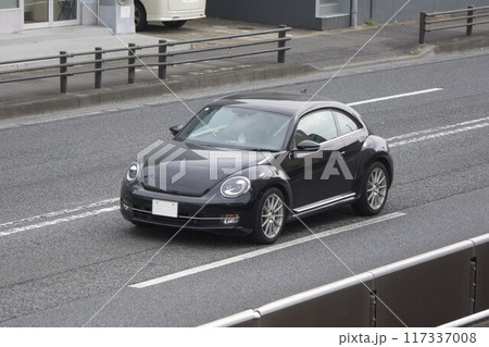 コンパクトカー　乗用車　道路走行 117337008