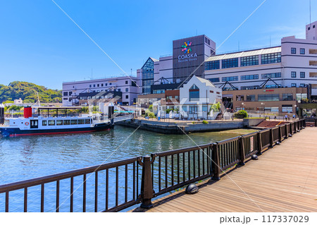 神奈川県　横須賀市　バラが咲き誇る ヴェルニー公園 117337029