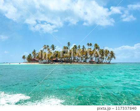 San Blas islands in Panama, tropical beach 117337840
