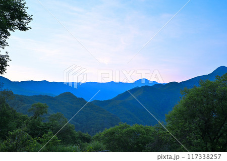 山中の朝焼け みなかみ町藤原付近 山中の朝焼け みなかみ町藤原付近 117338257