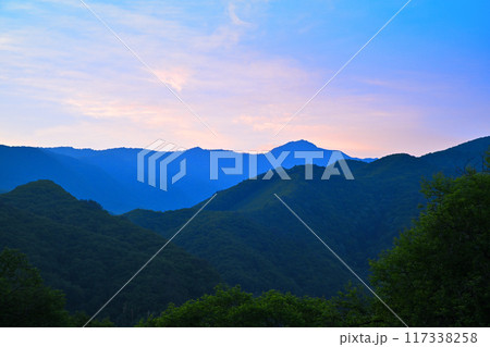 山中の朝焼け みなかみ町藤原付近 山中の朝焼け みなかみ町藤原付近 117338258