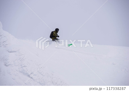 北海道虻田郡倶知安町のニセコアンヌプリのバックカントリーエリアのスキーヤー 北海道虻田郡倶知安町のニセコアンヌプリのバックカントリーエリアのスキーヤー 117338287