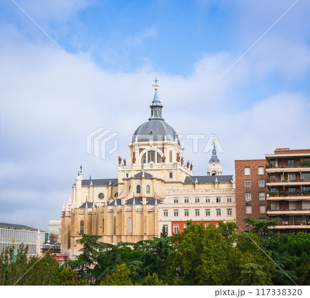 マドリード アルムデナ大聖堂 マドリード アルムデナ大聖堂 117338320