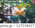 バケツに入れられたフラワーアレンジメント用のお花 117338417
