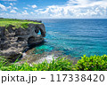 沖縄・万座毛の絶景（象の鼻に似た崖とコバルトブルーの海） 117338420