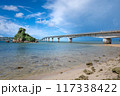 砂浜に下りて見る沖縄・古宇利大橋（古宇利島） 117338422