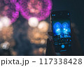 スマホで花火を撮っている写真 117338428