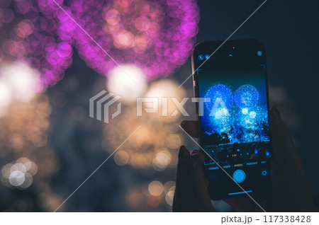 スマホで花火を撮っている写真 スマホで花火を撮っている写真 117338428