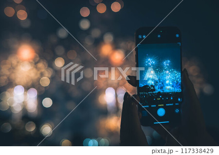 スマートフォンの画面越しで見る花火 スマートフォンの画面越しで見る花火 117338429