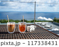 テラスで青い海を眺めながら飲むアイスコーヒーとアイスティー 117338431