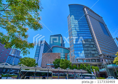 新緑越しに神奈川県川崎市幸区川崎駅西口バス乗場付近からミューザ川崎方面を見る 新緑越しに神奈川県川崎市幸区川崎駅西口バス乗場付近からミューザ川崎方面を見る 117338469