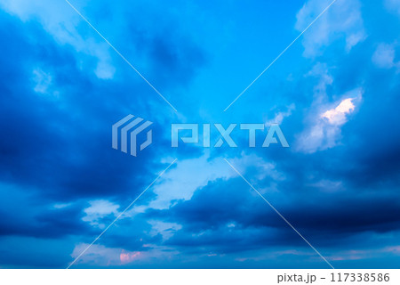 夏の夕暮れ前の青空に黒雲が広がる背景素材　a-2 高彩度コントラスト 117338586
