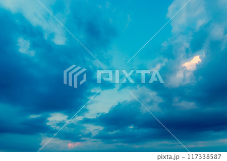 夏の夕暮れ前の青空に黒雲が広がる背景素材 a-3 暖色 夏の夕暮れ前の青空に黒雲が広がる背景素材 a-3 暖色 117338587