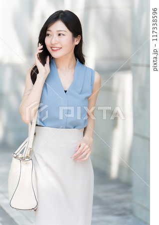 スマホで電話するビジネスウーマン スマホで電話するビジネスウーマン 117338596