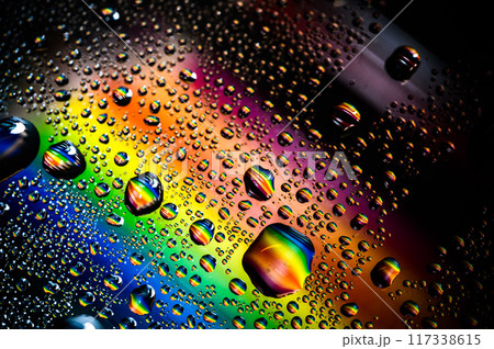 水滴のついたガラスの水滴 117338615