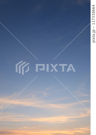 夕方の空と雲 117338664