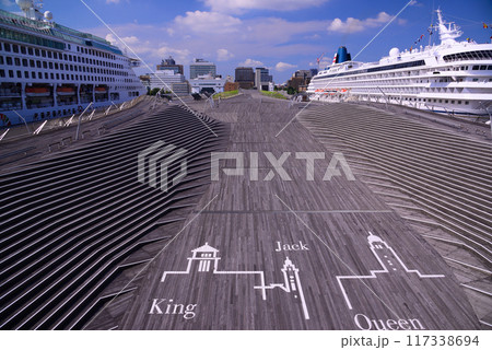 クルーズ船の着く横浜大桟橋 117338694