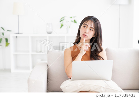 若い女性 ラップトップコンピューター トラブル 若い女性 ラップトップコンピューター トラブル 117339433