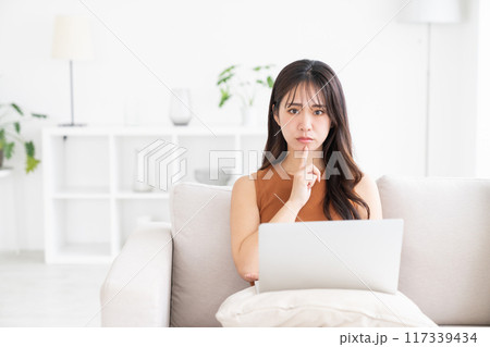 若い女性 ラップトップコンピューター トラブル 若い女性 ラップトップコンピューター トラブル 117339434