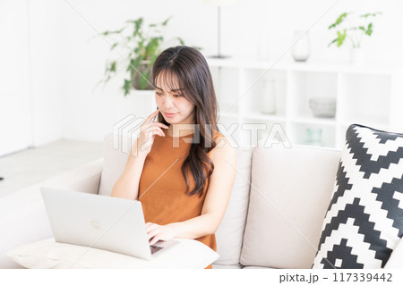 若い女性 ラップトップコンピューター 若い女性 ラップトップコンピューター 117339442