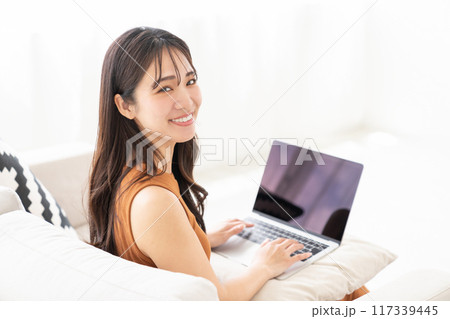 若い女性　ラップトップコンピューター 117339445