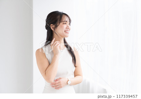 笑顔の女性　ビジネス 117339457