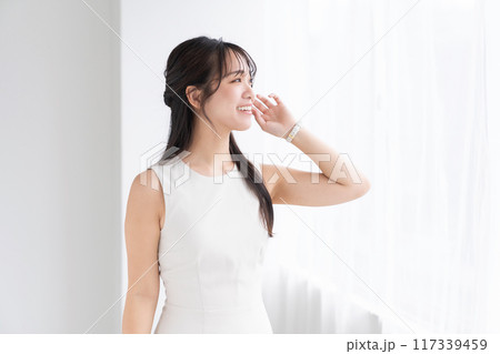 笑顔の女性　ビジネス 117339459