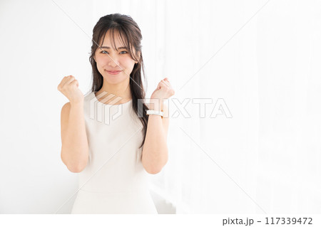 笑顔の女性　ビジネス 117339472