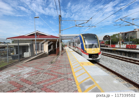 マレー鉄道　郊外のコミューター電車 117339502
