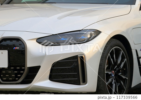 車のヘッドライト 117339566