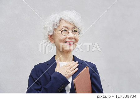 胸に手をあてるシニアのビジネスウーマンのポートレート 胸に手をあてるシニアのビジネスウーマンのポートレート 117339734