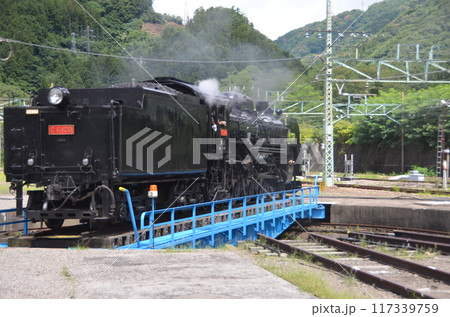 転車台に乗って向きを変える蒸気機関車C61 転車台に乗って向きを変える蒸気機関車C61 117339759