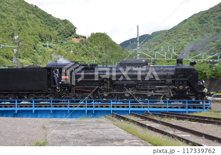 転車台に乗って向きを変える蒸気機関車C61 転車台に乗って向きを変える蒸気機関車C61 117339762