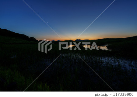曽爾高原雲一つない空に沈んで行く夕日からブルーモーメントの夕焼け空を経て三日月が浮かぶ夜空まで#41 117339900