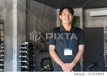 スポーツジムで働くパーソナルトレーナー・インストラクター・スタッフの中高年男性 117339955