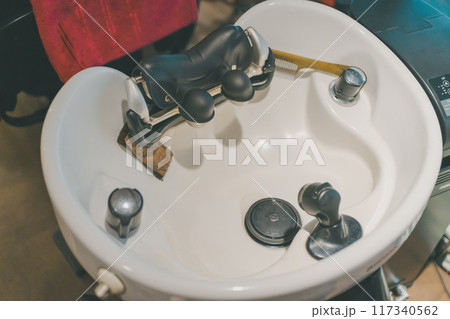 beauty parlor 117340562