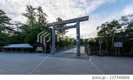 伊勢神宮・内宮 宇治橋の⼤⿃居 伊勢神宮・内宮 宇治橋の⼤⿃居 117340666