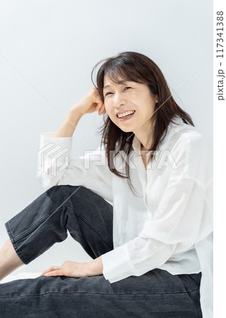 女性 ポートレート 立て膝 女性 ポートレート 立て膝 117341388