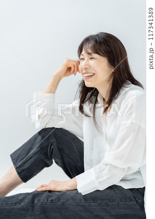 女性　ポートレート　立て膝 117341389