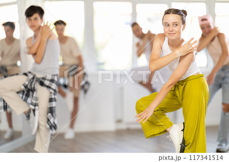 Teen girl with group of teenage friends, learn to dance hip hop 117341514