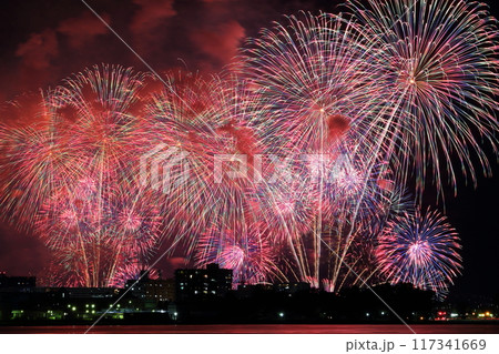 大津市の街の灯りと琵琶湖の花火 117341669
