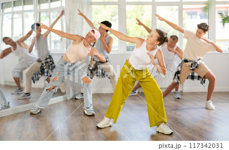 Teen girl with group of teenage friends, learn to dance hip hop 117342031