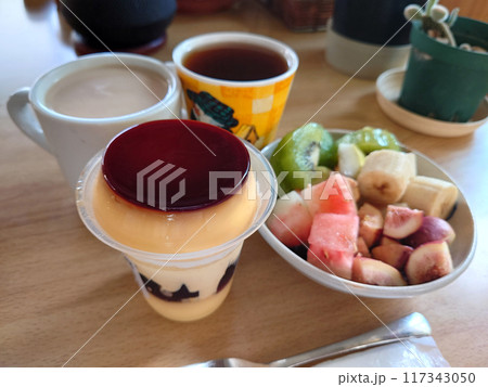 自家製プリンと夏のフルーツ盛りのスィーツセット 117343050